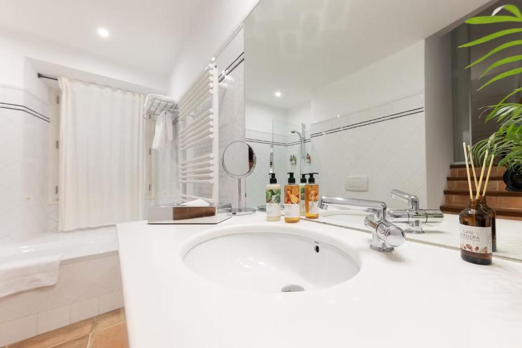 A bathroom at Hotel Can Verdera
