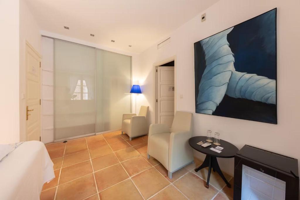 A bed or beds in a room at Hotel Can Verdera