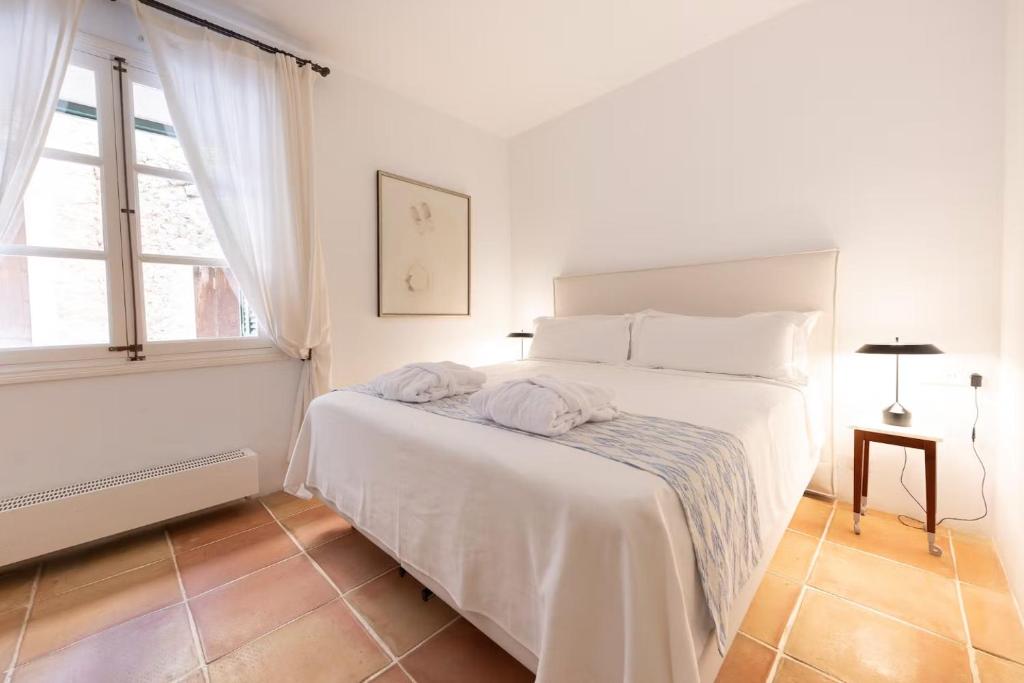 A bed or beds in a room at Hotel Can Verdera