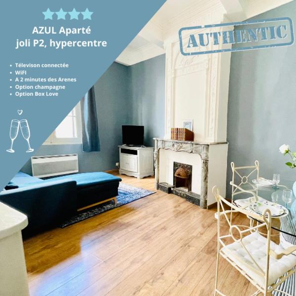 un salon avec un canapé et une cheminée dans l'établissement AZUL Aparté, à Nîmes