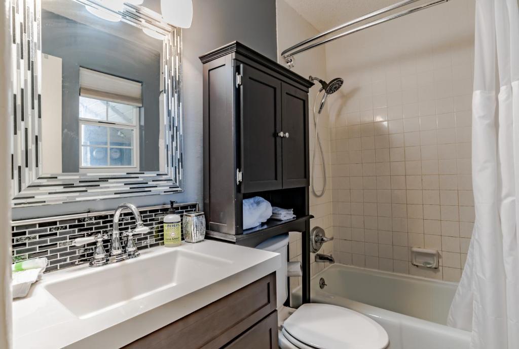 Et badeværelse på East End Beach Side Bungalow