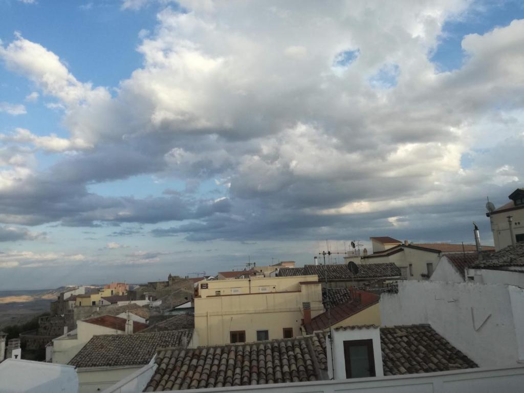 Blick auf eine Stadt unter einem wolkigen Himmel in der Unterkunft All'antico orologio da Maria in Miglionico