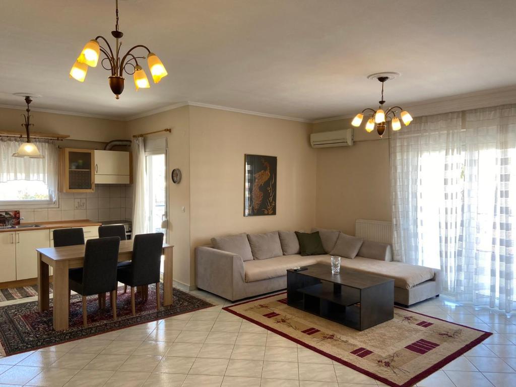 un soggiorno con divano e tavolo di Midias apartment a Perea