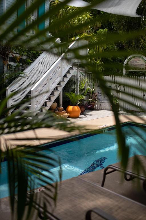 安德鲁斯花园小屋住宿加早餐旅馆内部或周边的泳池