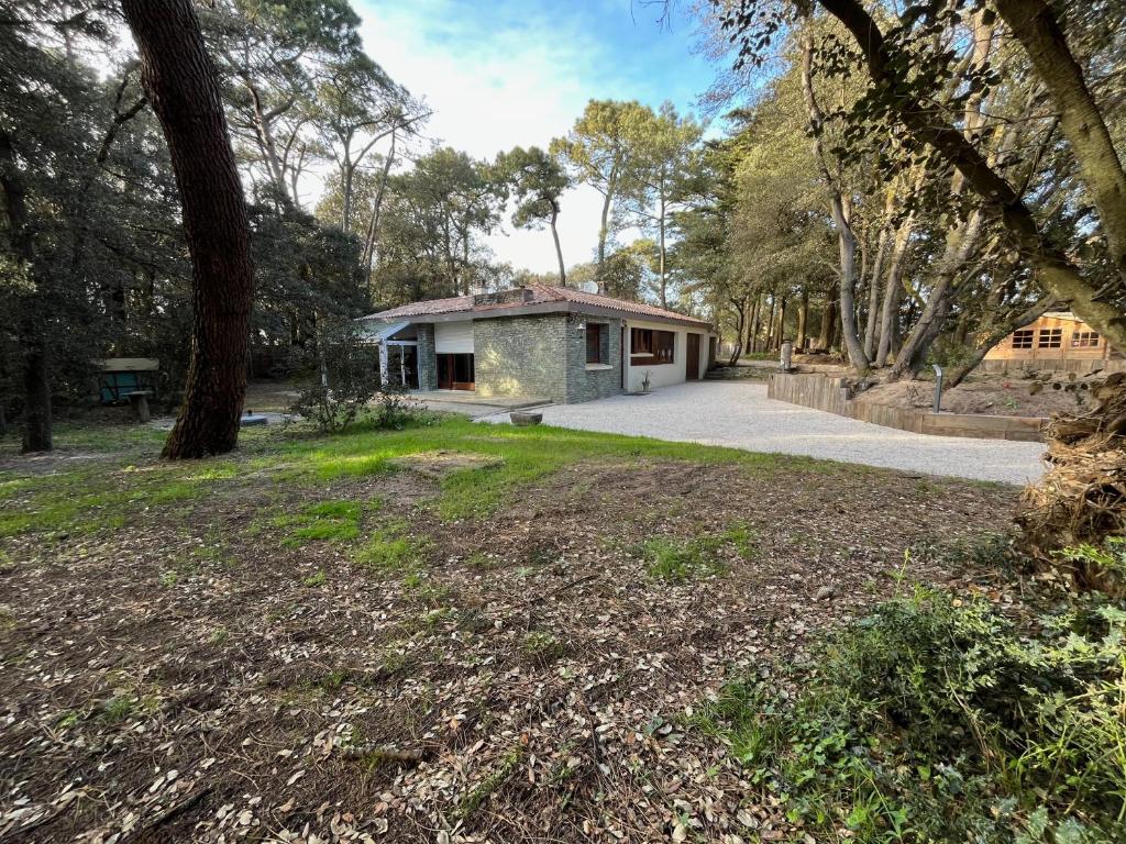 une maison au milieu d'un parc dans l'établissement Maison bord de mer proche des Sables d'Olonne, à Talmont-Saint-Hilaire