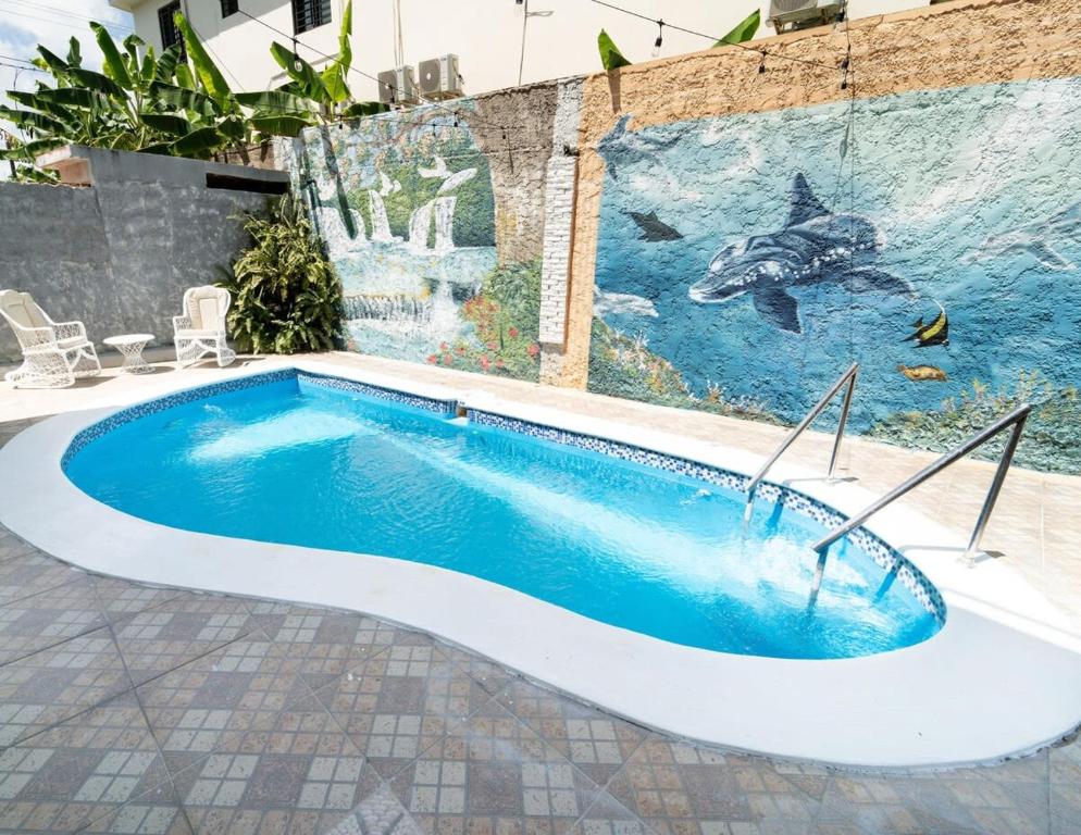 una piscina con un mural de pescado en la pared en Charming 2 bed 1 bath with Pool en Las Flores