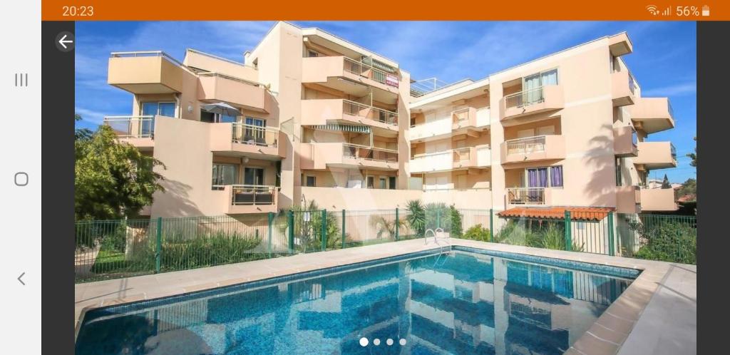 una imagen de un edificio de apartamentos con piscina en Residence calme, 5 minutes de la mer, gare, piscine, garage privé, en Vallauris