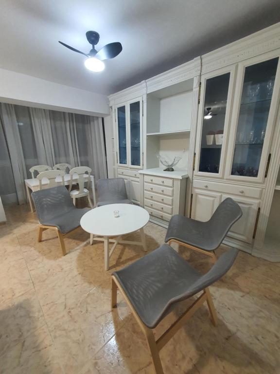 sala de estar con mesa y sillas en Piso cerca playa Almeria en Almería