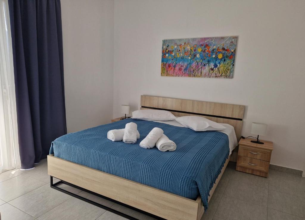1 dormitorio con 1 cama y 2 toallas en Askeli Breeze, en Poros