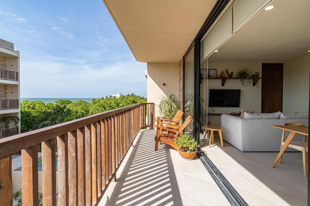 Elle comprend un balcon offrant une vue sur l'océan. dans l'établissement Hermoso Departamento Con Vista Al Mar, à Holbox