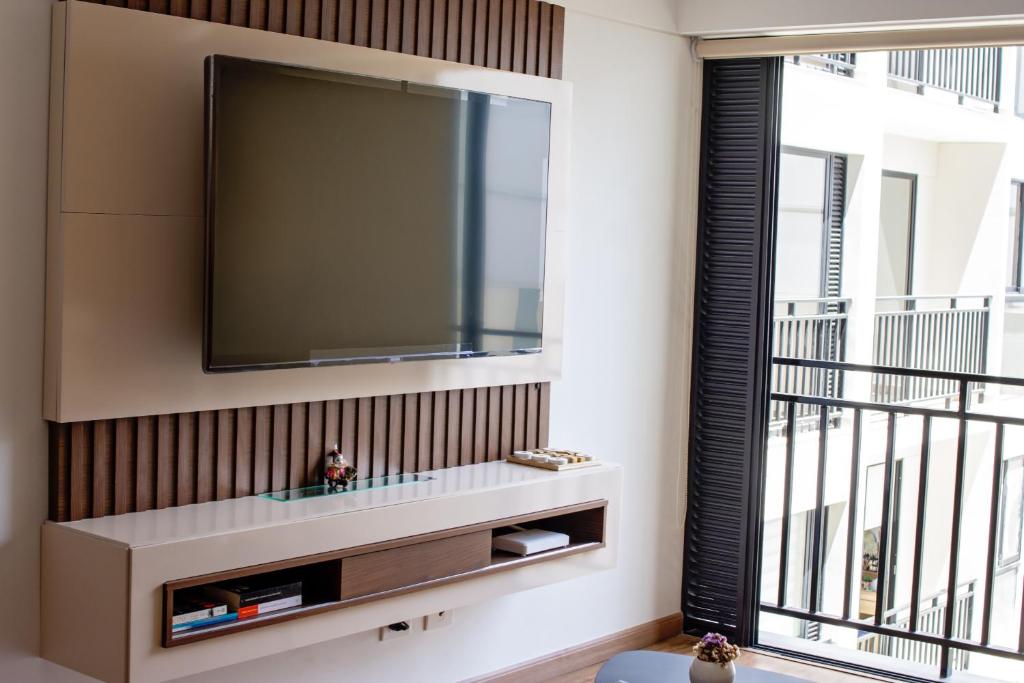 sala de estar con TV y ventana en Hermoso departamento nuevo cerca a servicios, en Lima