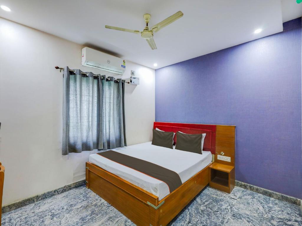 um quarto com uma cama e uma ventoinha de tecto em Collection O elegant residency em Chennai