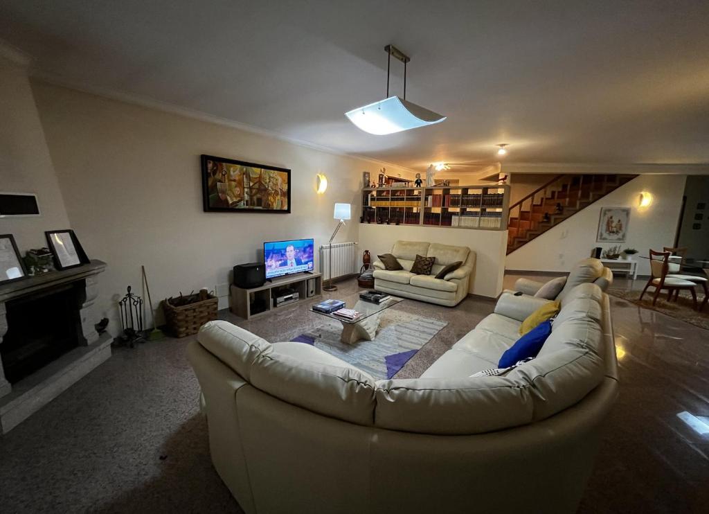 TV a/nebo společenská místnost v ubytování Casa do eirô
