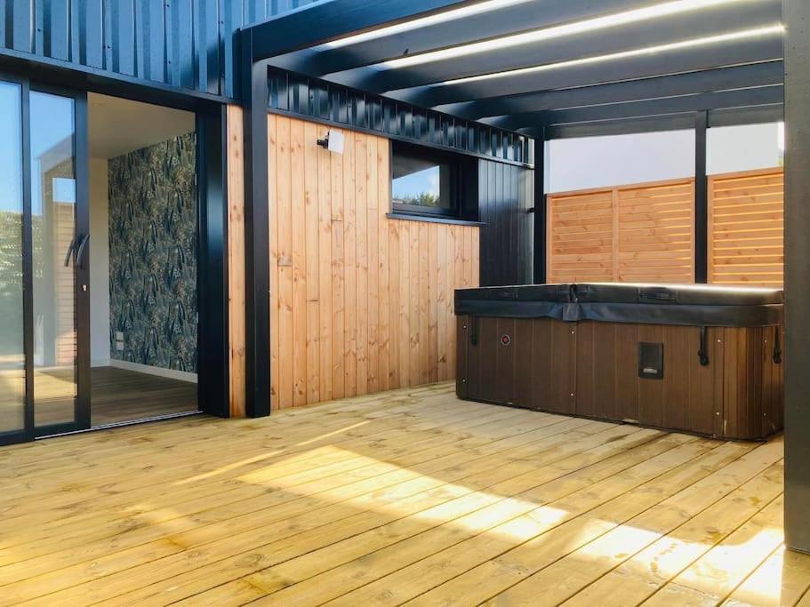 Cette grande chambre dispose d'une baignoire au milieu. dans l'établissement LA PARENTHESE DU GUILLEC, à Plougoulm