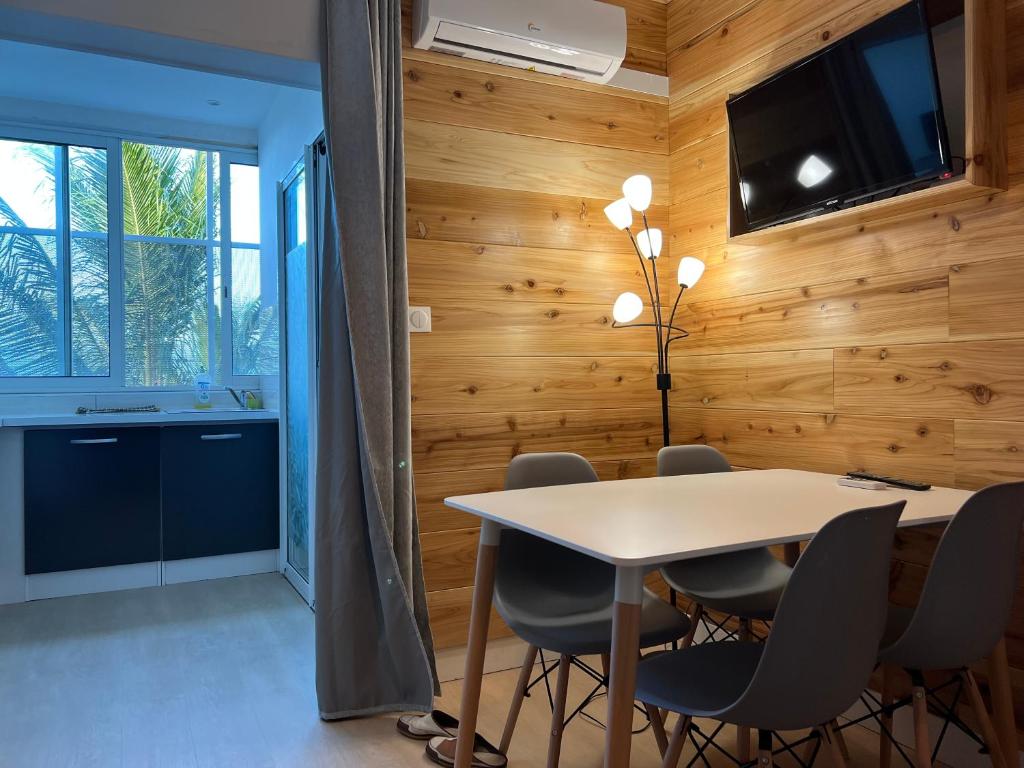 TV a/nebo společenská místnost v ubytování GITE PEI LA VANILLE Duplex Bord de Nature