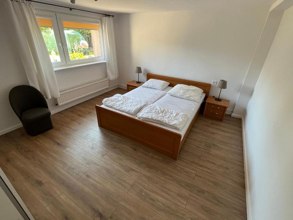 Schlafzimmer mit einem Bett und einem Fenster in der Unterkunft Apartament ~ Nad Zatoką in Jastarnia