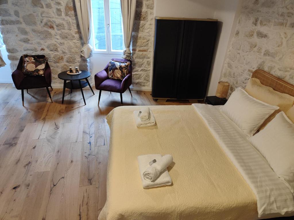 1 dormitorio con 1 cama con 2 toallas en Casa di Luna Rovigno, en Rovinj