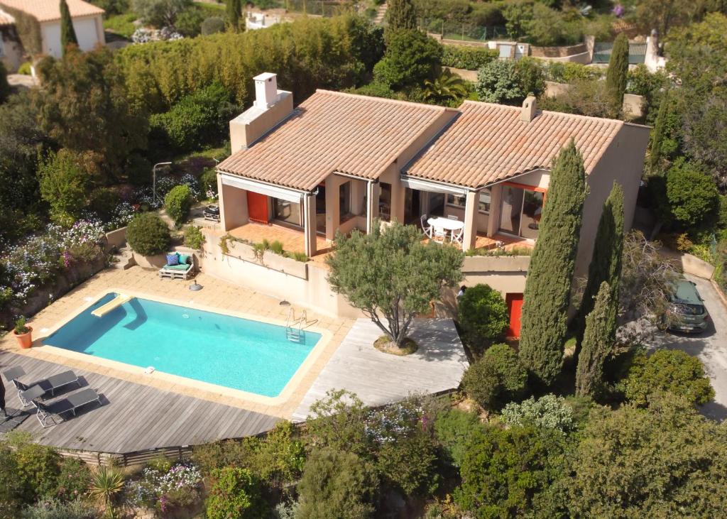 une vue aérienne d'une maison avec piscine dans l'établissement Villa Horizon - 2 chambres avec piscine, au Lavandou