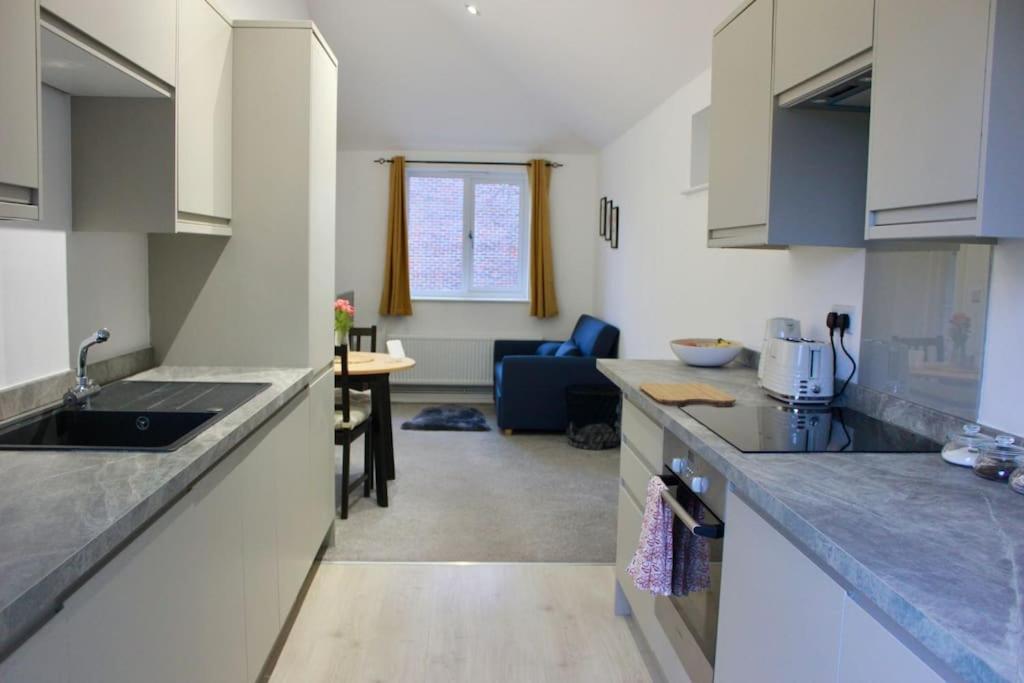 uma cozinha com um lavatório e uma bancada em Modern Guest Lodge, Centrally Located, Free Parking, 8 Min to LGW Airport em Crawley