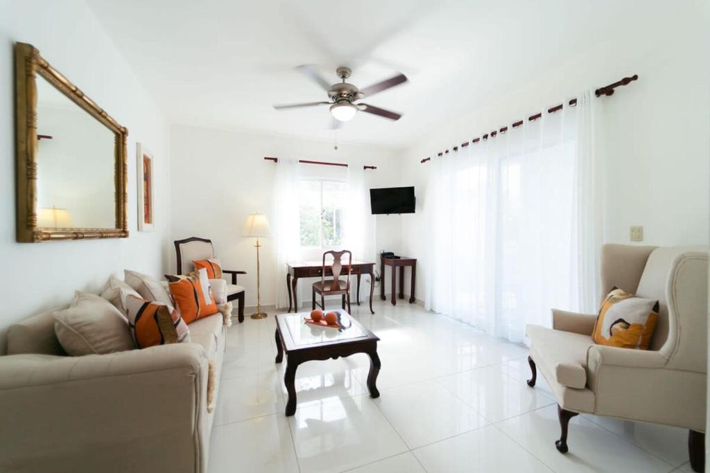 uma sala de estar com um sofá e uma mesa em Spacious 3-2 Serenity Retreat em Las Flores