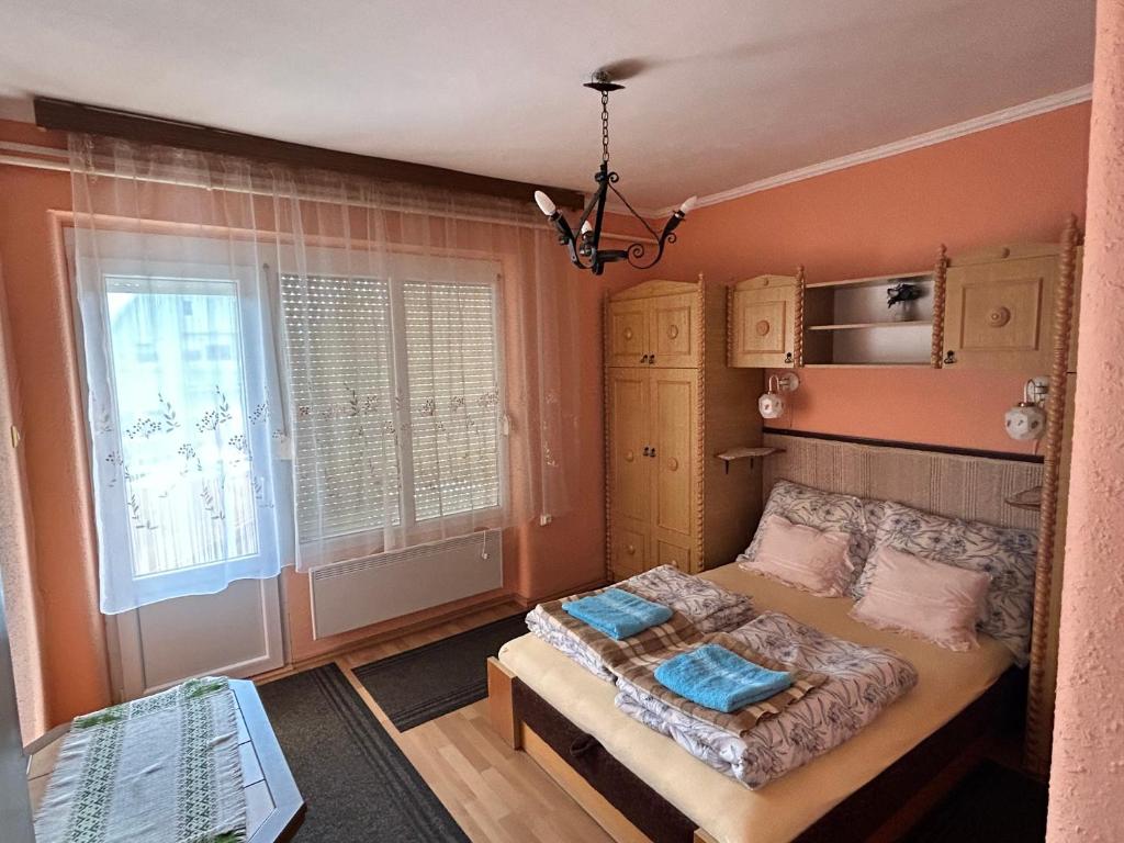Postel nebo postele na pokoji v ubytování Szabó Apartmanház