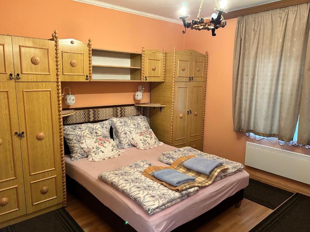 Postel nebo postele na pokoji v ubytování Szabó Apartmanház
