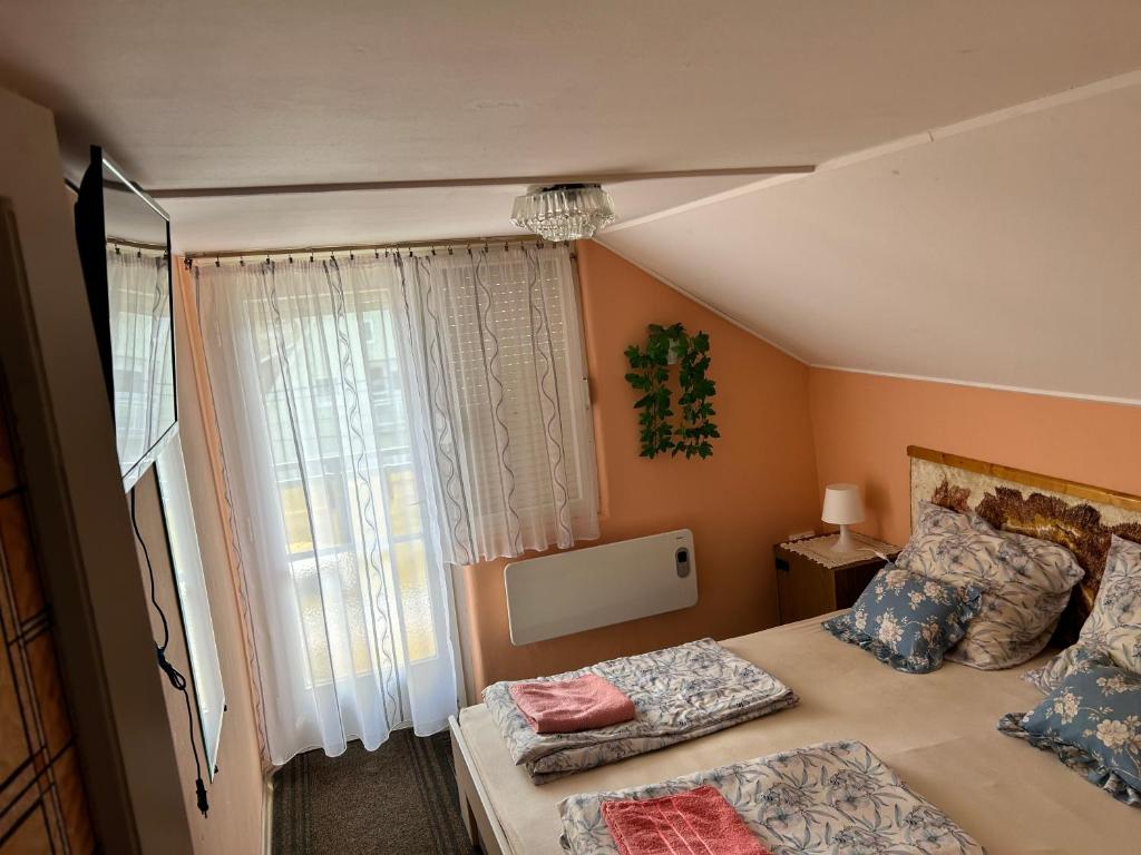 Postel nebo postele na pokoji v ubytování Szabó Apartmanház