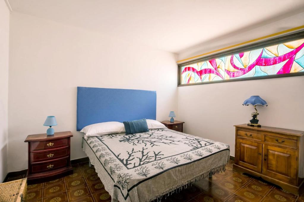 パレルモにあるCasa Addauraのベッドルーム(ベッド1台、ステンドグラスの窓付)