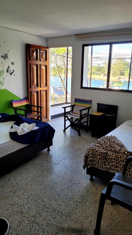 Habitación con 2 camas y habitación con estampado de leopardo en Hotel La Avenida, en Guatapé