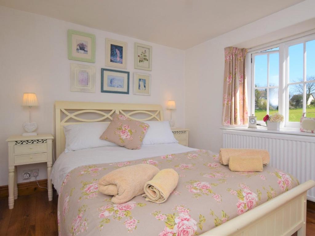 מיטה או מיטות בחדר ב-2 Bed in Brixham 74200