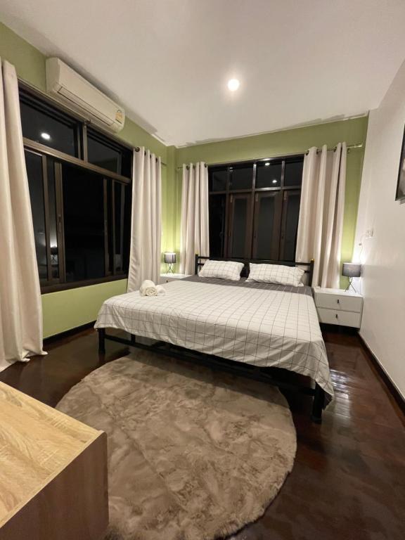 Postel nebo postele na pokoji v ubytování Aisawan Resort villa