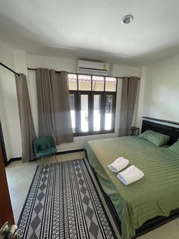 Postel nebo postele na pokoji v ubytování Aisawan Resort villa
