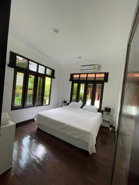 Postel nebo postele na pokoji v ubytování Aisawan Resort villa