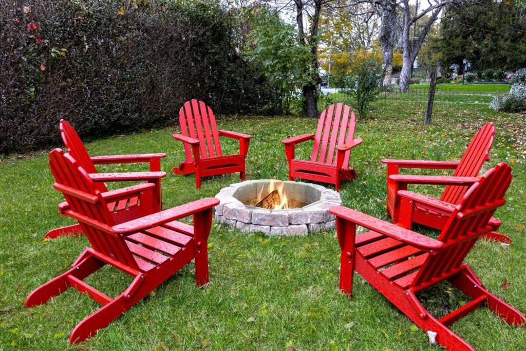 New River Gorge Cottage w Hot Tub, Fire Pit, Grill - Chalet