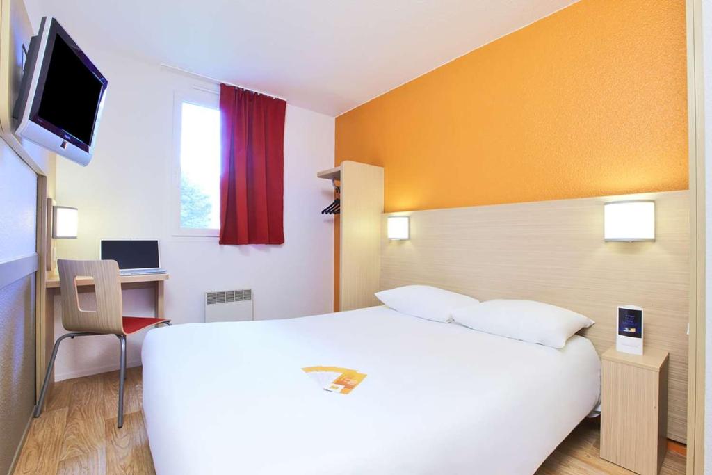 Postel nebo postele na pokoji v ubytování Hotel HECO Lyon sud Vienne