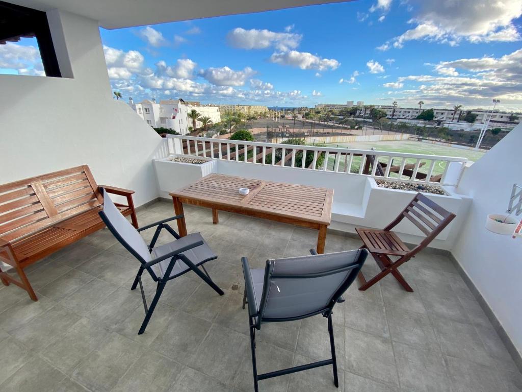 コスタ・テギセにあるEscapada Atlanticaの景色を望むバルコニー(テーブル、椅子付)