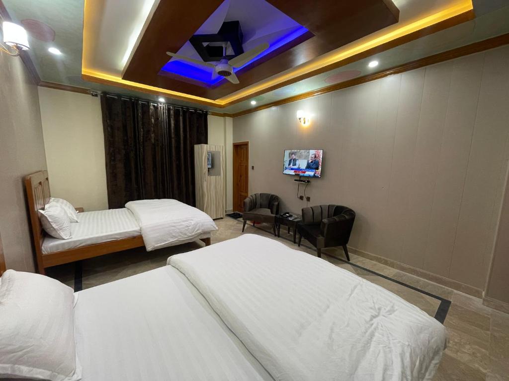 Кровать или кровати в номере Shaheen Hotel Patriata