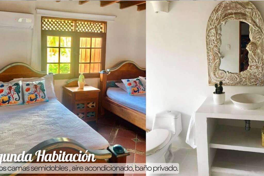 - une chambre avec un lit, un lavabo et un miroir dans l'établissement Cabaña en Playa del Francés, à El Puertón