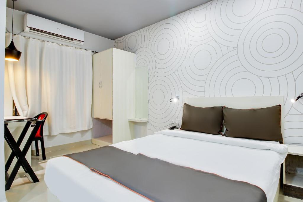 - une chambre avec un lit et un mur dans l'établissement Collection O Airport View Guest House Airport Road, à Soalkuchi