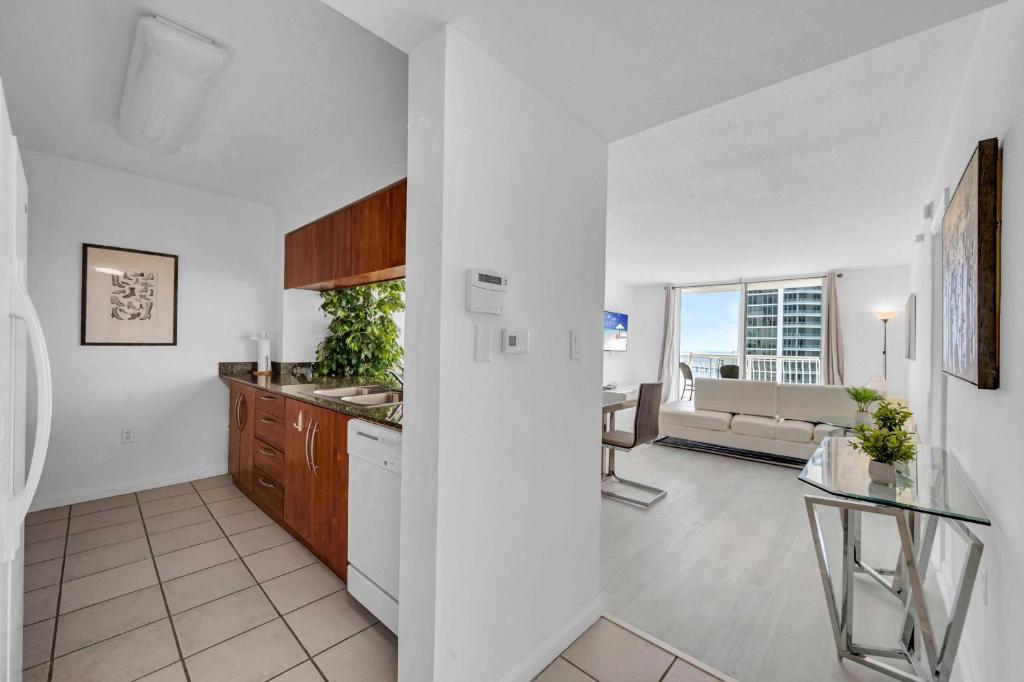 an open kitchen and living room in a apartment at Deluxe 1 Bedroom Apartment • Brickell • Ocean View in Miami