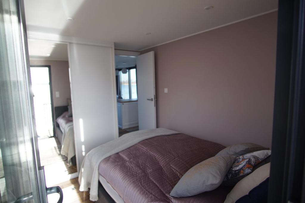 Postel nebo postele na pokoji v ubytování Modernes festliegendes Hausboot mit großzügiger Dachterrasse und Ruderboot