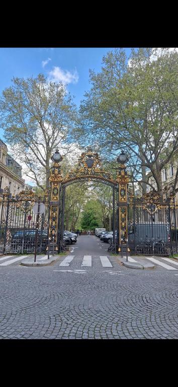 un portail menant à un parking avec des voitures garées dans l'établissement Triplex, Parc Monceau (8eme), à Paris