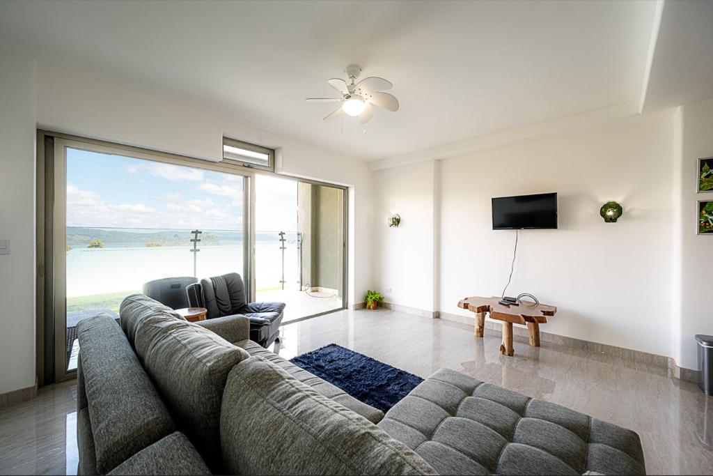 TV a/nebo společenská místnost v ubytování Lake Arenal Condos