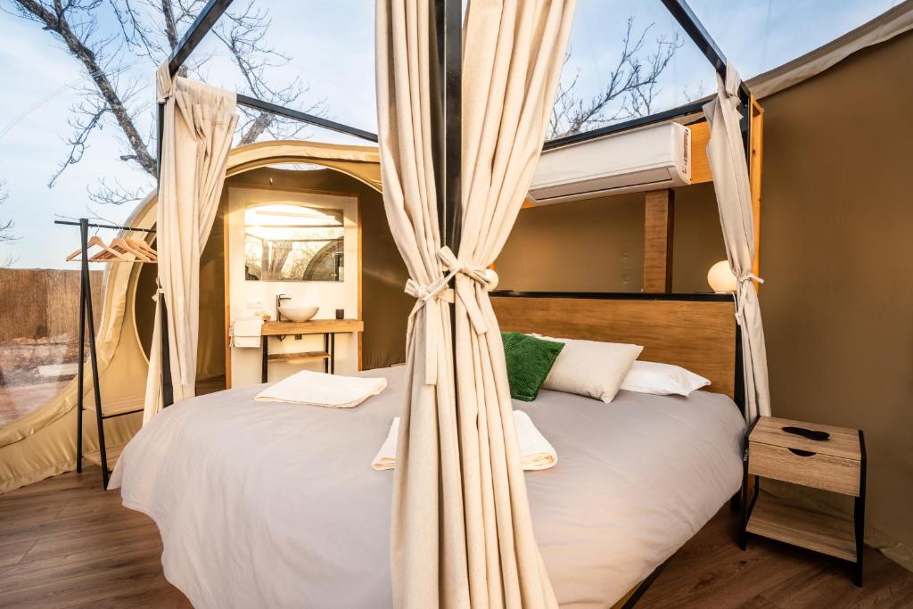 Postel nebo postele na pokoji v ubytování Horizonte Bubble rooms