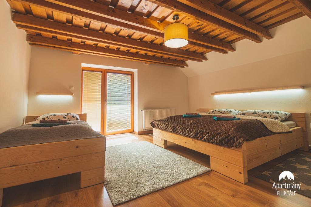 Postel nebo postele na pokoji v ubytování Apartmány Filip Tále