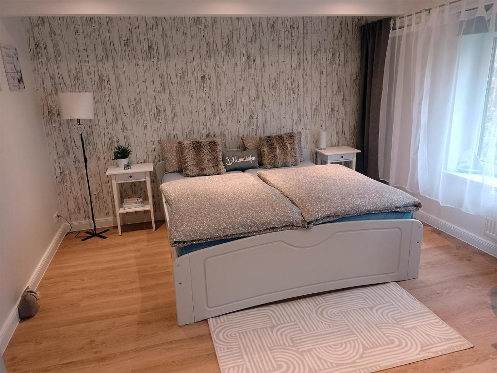 弗倫斯堡的住宿－Ruhige Einzimmerwohnung，卧室配有白色的床