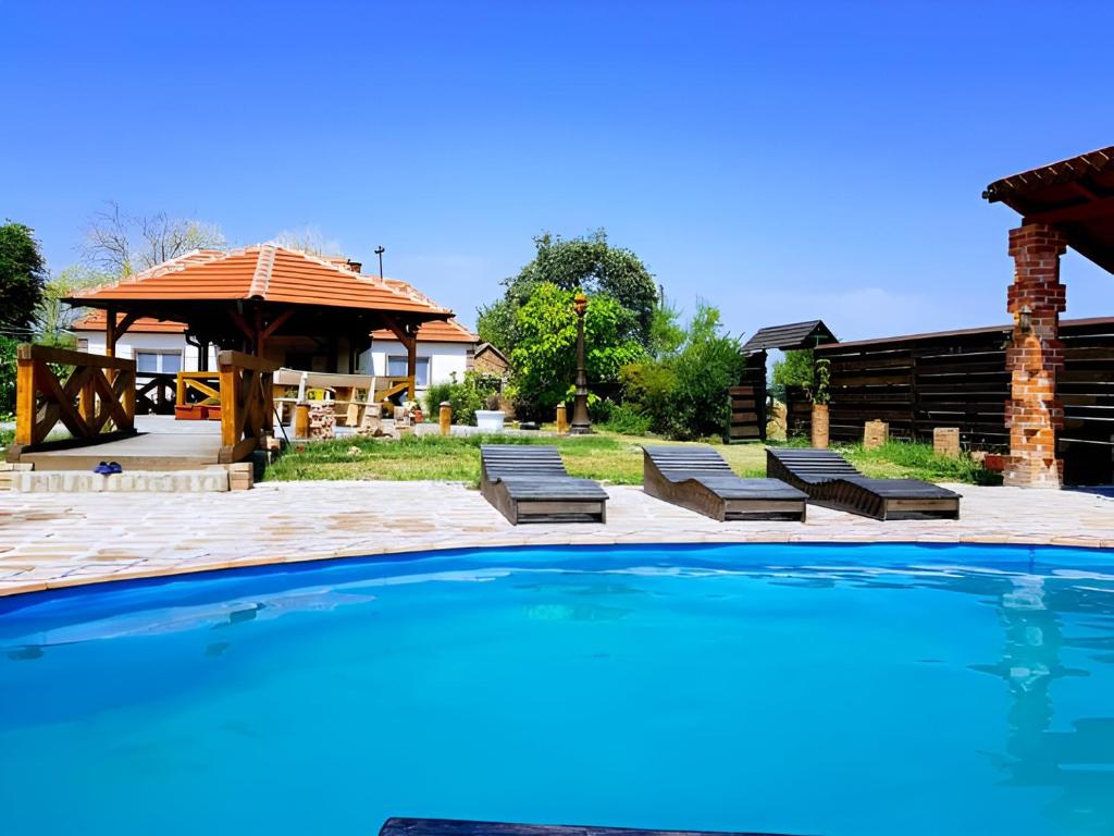Bazén v ubytování Etno Selo Krnić nebo v jeho okolí