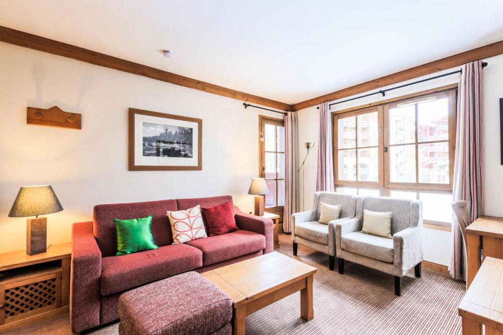 un salon avec un canapé et deux chaises dans l'établissement Résidence Les Arcs 1950 Le Village - maeva Home - Appartement 3 pièces 6 personnes Selection MAE-1756, à Bourg-Saint-Maurice