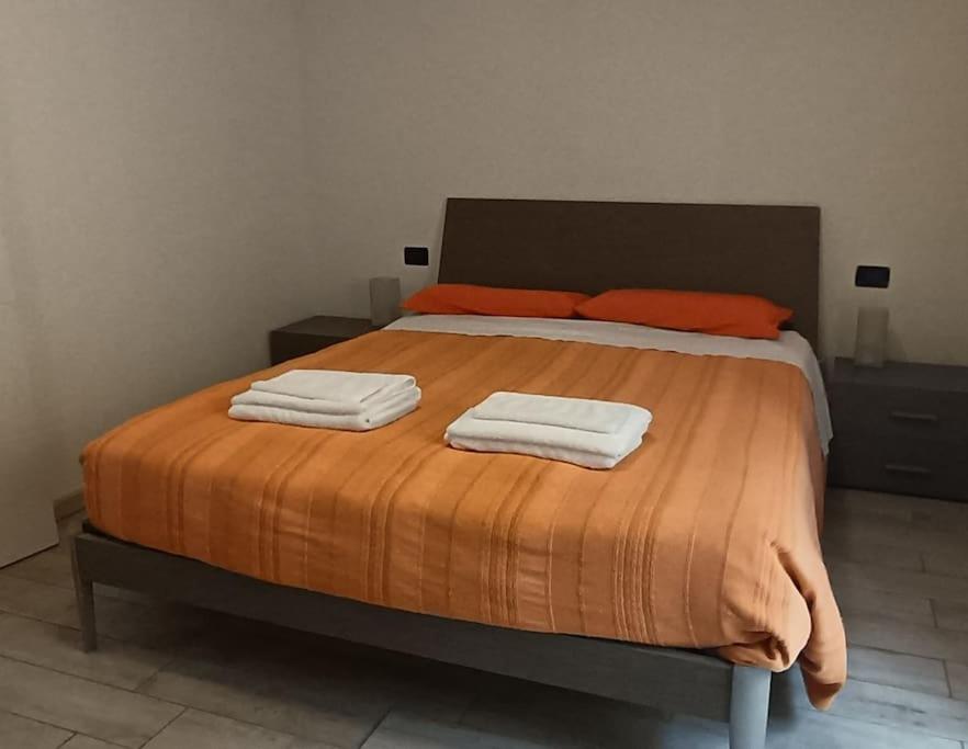 sypialnia z łóżkiem z dwoma ręcznikami w obiekcie Villa Maria w mieście Marina di Ravenna