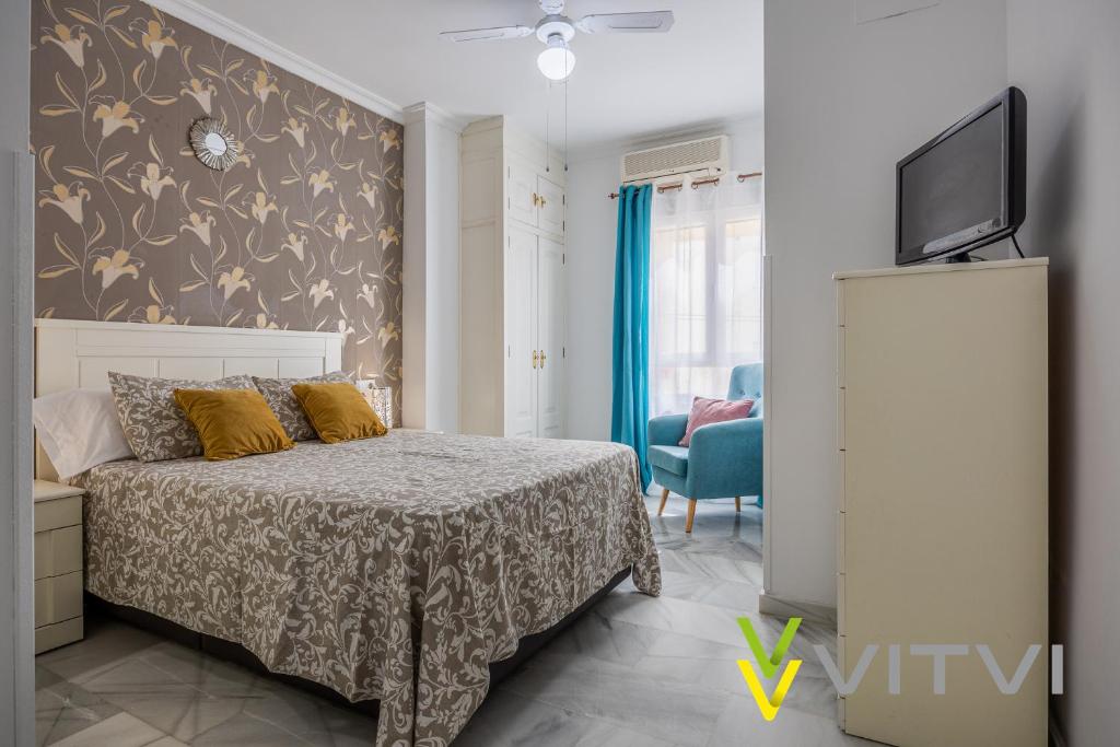 - une chambre avec un lit et une télévision à écran plat dans l'établissement Vitvi Fuengirola - Chinorros Centro, à Fuengirola